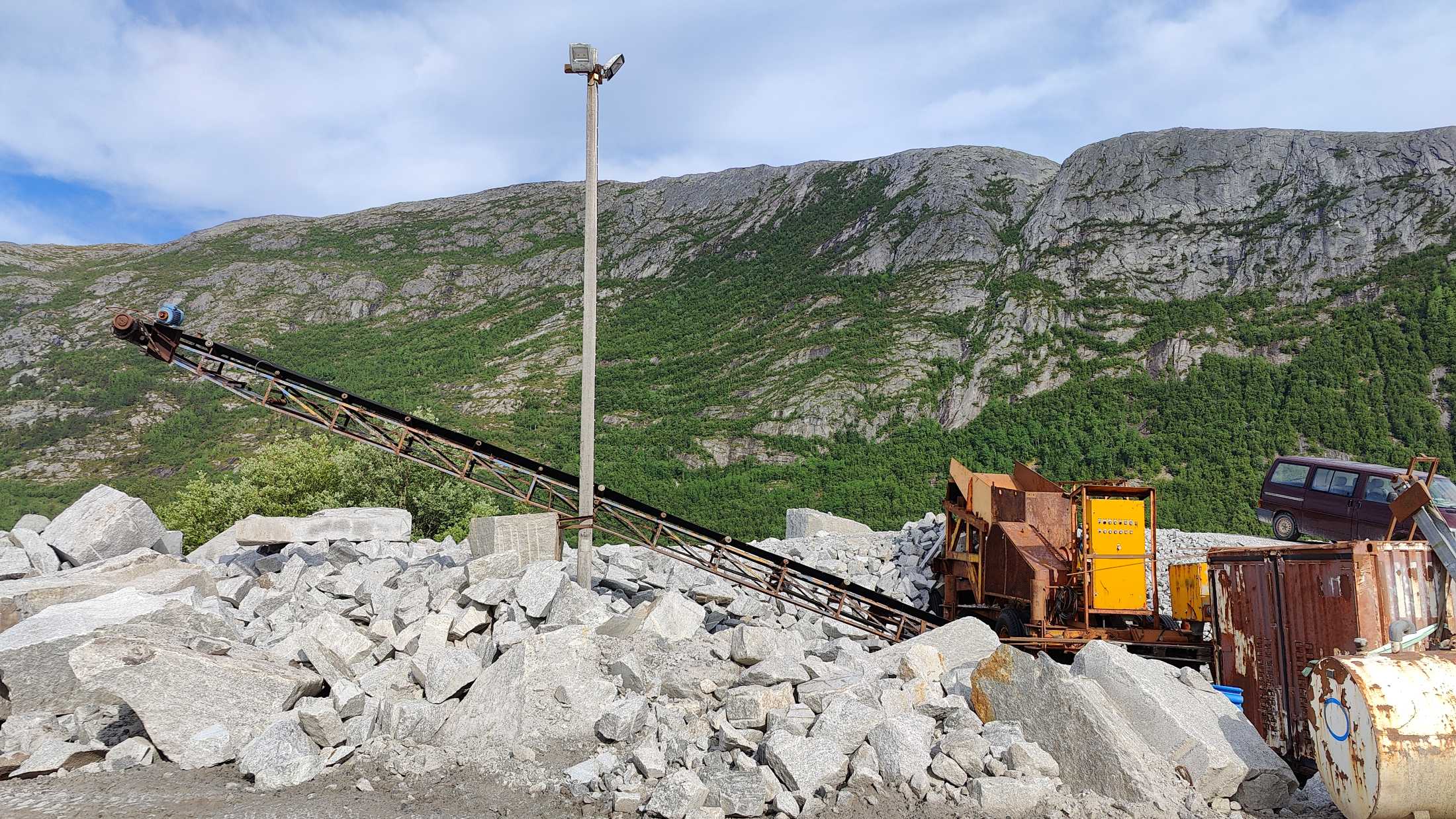 Trapp av granitt opp en skråning